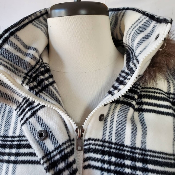 Woman's Coat Size Small - Picture 6 of 9